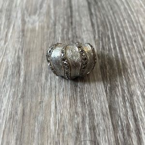 Silver fashion ring with gunmetal gemstones
